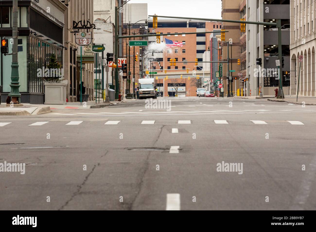 Detroit, Michigan, États-Unis. 30 mars 2020. Le centre-ville de Detroit est presque déserté un lundi matin en raison de la crise du coronavirus. Crédit: Jim West/Alay Live News Banque D'Images