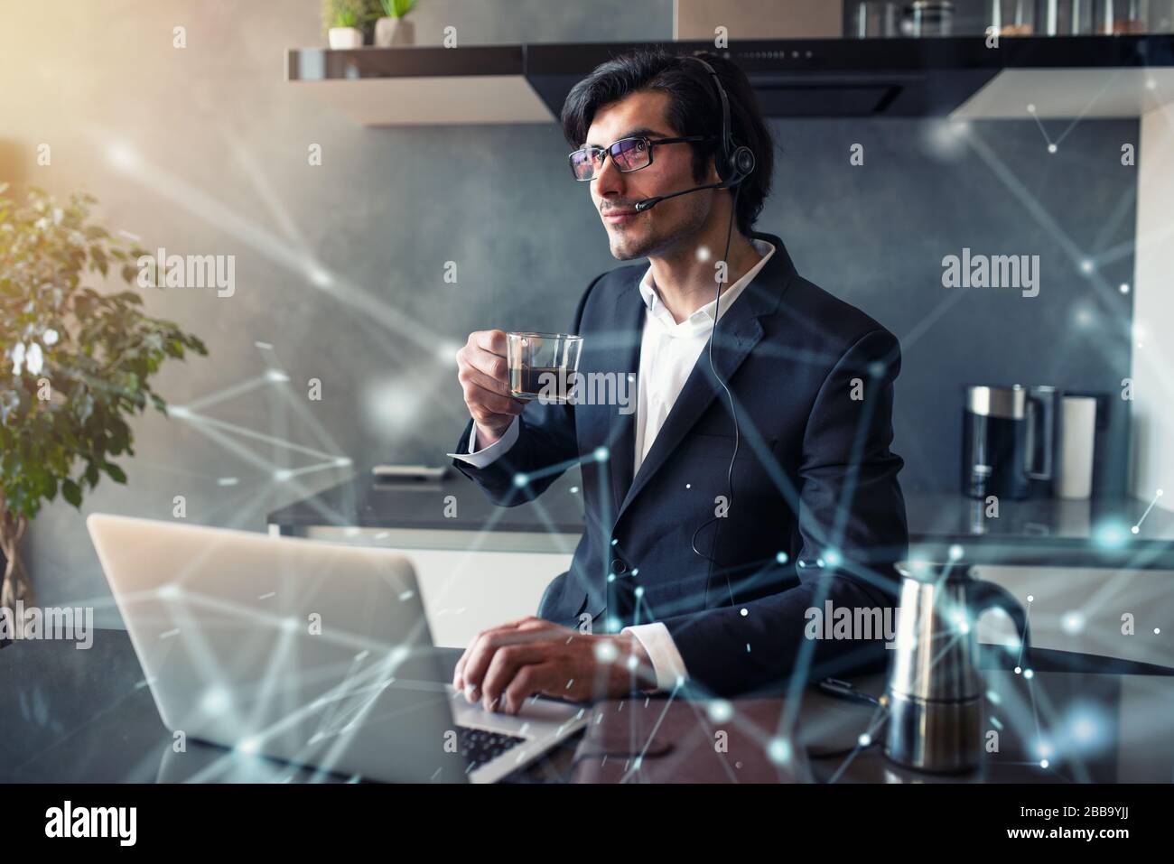 Homme d'affaires travaille à distance à la maison avec un ordinateur portable en raison de la quarantaine du coronavirus. Banque D'Images