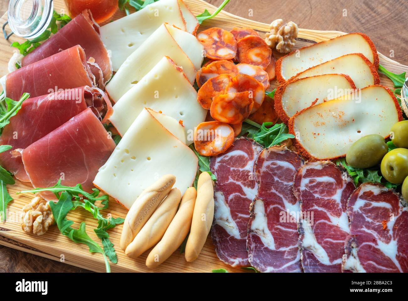 Hors-d'œuvre de viande en tranches, dessert de viande avant le déjeuner. Saucisses de Hamon Produits fumés jambon fromage et olives. Cuisine méditerranéenne Banque D'Images