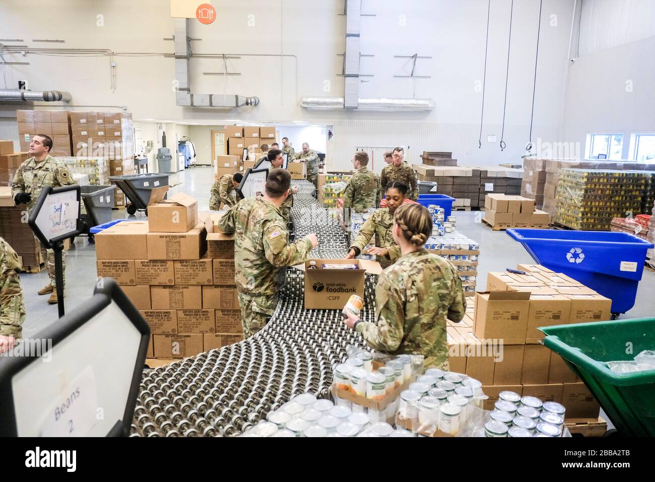 Les membres de la Garde nationale de l'Ohio aident à emballer des aliments et des fournitures pour ceux qui en ont besoin à la Mid Ohio Foodbank de Columbus.en raison de la pandémie de coronavirus et de la hausse du chômage, la demande sur les banques alimentaires aux États-Unis a augmenté rapidement. La Garde nationale a été déployée pour aider au stockage, à l'emballage et à la distribution des aliments dans l'ensemble de l'État. Banque D'Images