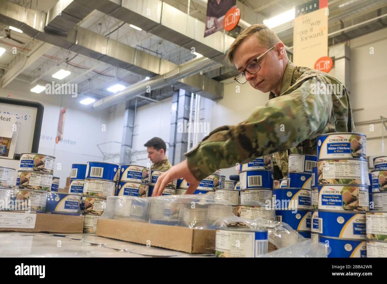 Les membres de la Garde nationale de l'Ohio aident à emballer des aliments et des fournitures pour ceux qui en ont besoin à la Mid Ohio Foodbank de Columbus.en raison de la pandémie de coronavirus et de la hausse du chômage, la demande sur les banques alimentaires aux États-Unis a augmenté rapidement. La Garde nationale a été déployée pour aider au stockage, à l'emballage et à la distribution des aliments dans l'ensemble de l'État. Banque D'Images