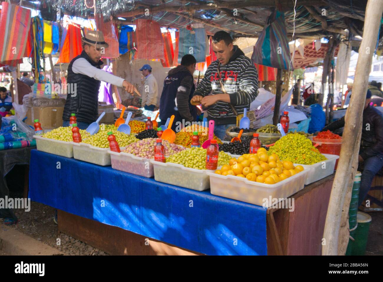 Un marché local dans un petit village au sud de Marrakech. Beaucoup de fruits, de légumes et de viande. Banque D'Images
