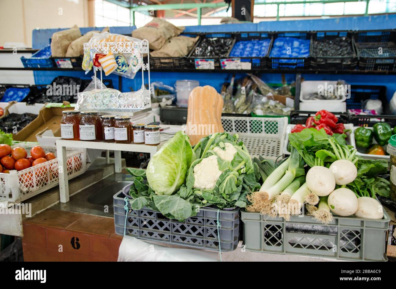 Des produits frais sont exposés sur le marché de Monte Gordo, Portugal. Banque D'Images