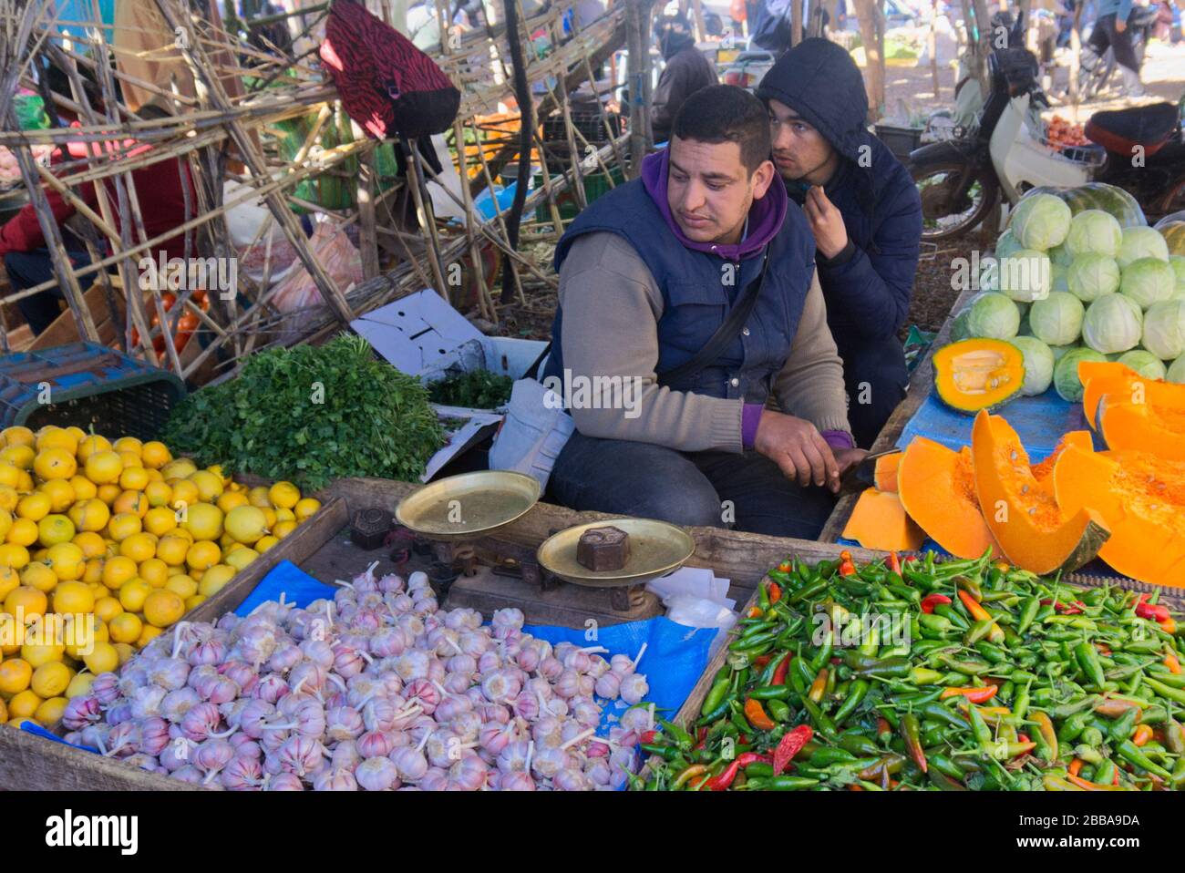 Un marché local dans un petit village au sud de Marrakech. Beaucoup de fruits, de légumes et de viande. Banque D'Images