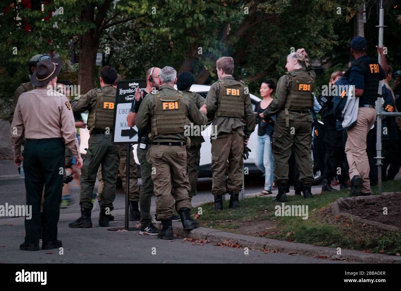 TORONTO, CANADA - 10 09 2018 : des acteurs portant l'uniforme du FBI sur la rue Austin Terace lors du tournage de la série télévisée epsode Banque D'Images TORONTO, CANADA - 10 09 2018 : des acteurs portant l'uniforme du FBI sur la rue Austin Terace lors du tournage de la série télévisée epsode Banque D'Images