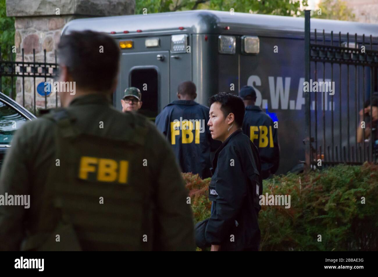 TORONTO, CANADA - 10 09 2018: Les acteurs portant l'uniforme FBI et un camion S.W.A.T à côté du musée Spafina pendant le tournage de la série télévisée epsode du FBI Banque D'Images