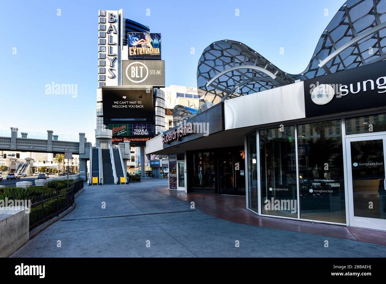 Une semaine dans la fermeture de Las Vegas en raison de Coronavirus, le Strip est assez vide. Pas de gens dans la rue et tout est fermé. Banque D'Images