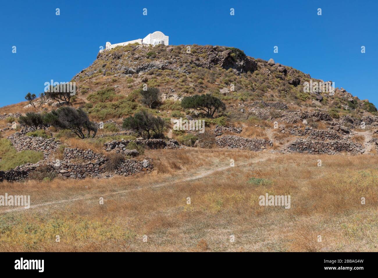 Église sur la montagne dans le village de Trypiti, Milos, Grèce Banque D'Images