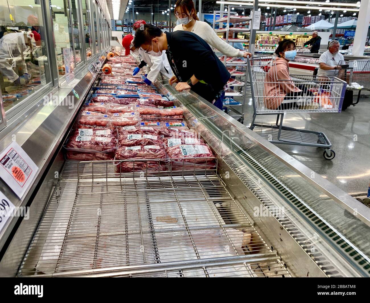 Santa Barbara, Californie, États-Unis. 27 mars 2020. Panic Shopping pendant la pandémie du virus Corona, les gens portent des masques et des gants pour rester en sécurité. Crédit: Amy Katz/ZUMA Wire/Alay Live News Banque D'Images