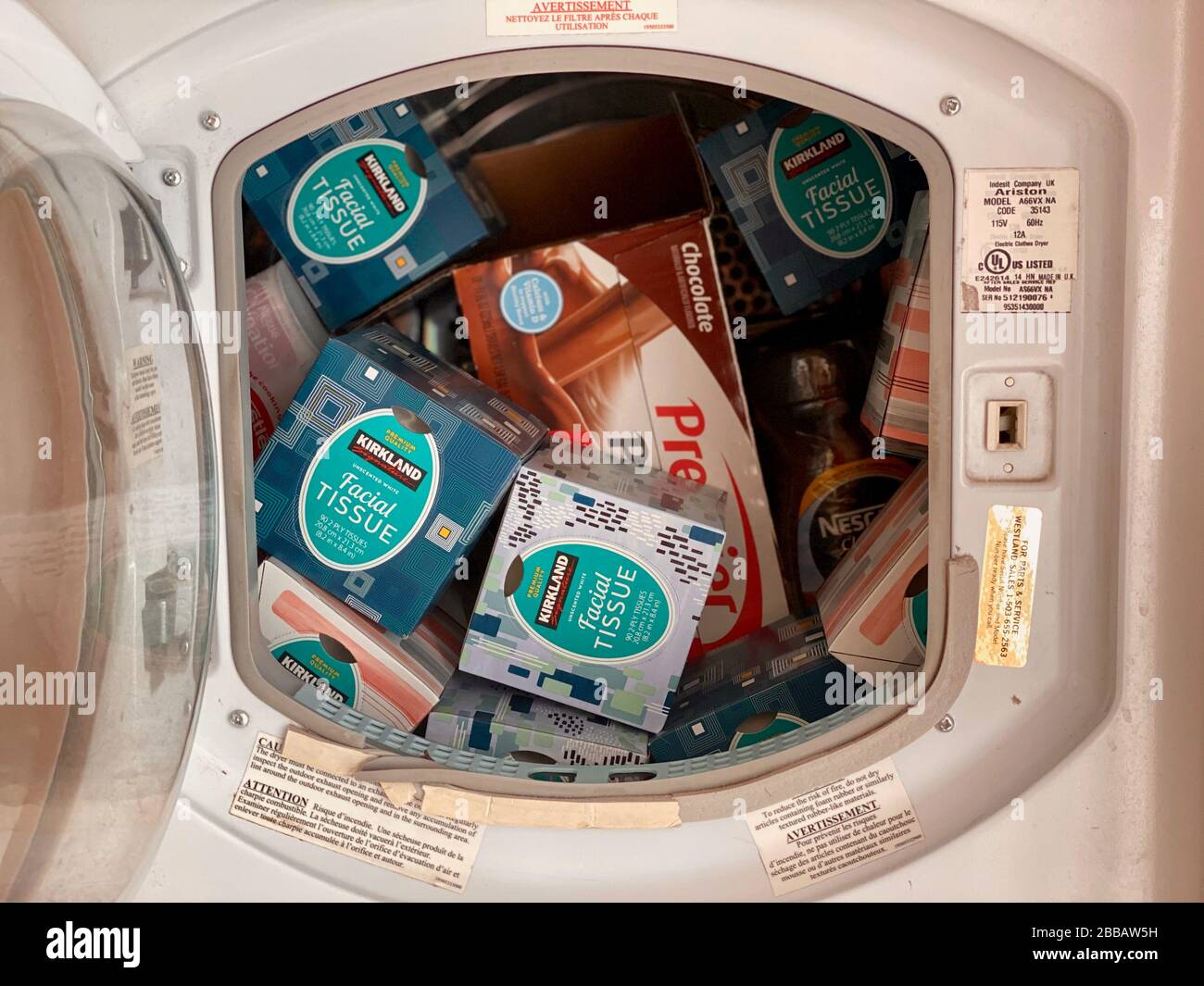 Santa Barbara, Californie, États-Unis. 30 mars 2020. Panic Shopping pendant la pandémie du virus Corona crée un besoin de solutions innovantes de stockage à domicile, comme l'utilisation de ce sèche-linge cassé pour stocker des marchandises en vrac. Crédit: Amy Katz/ZUMA Wire/Alay Live News Banque D'Images