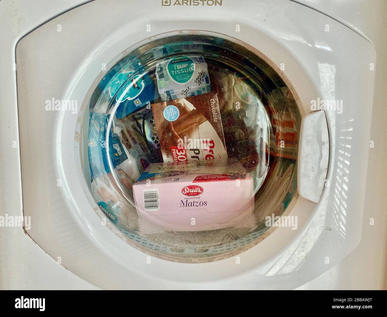 Santa Barbara, Californie, États-Unis. 30 mars 2020. Panic Shopping pendant la pandémie du virus Corona crée un besoin de solutions innovantes de stockage à domicile, comme l'utilisation de ce sèche-linge cassé pour stocker des marchandises en vrac. Crédit: Amy Katz/ZUMA Wire/Alay Live News Banque D'Images