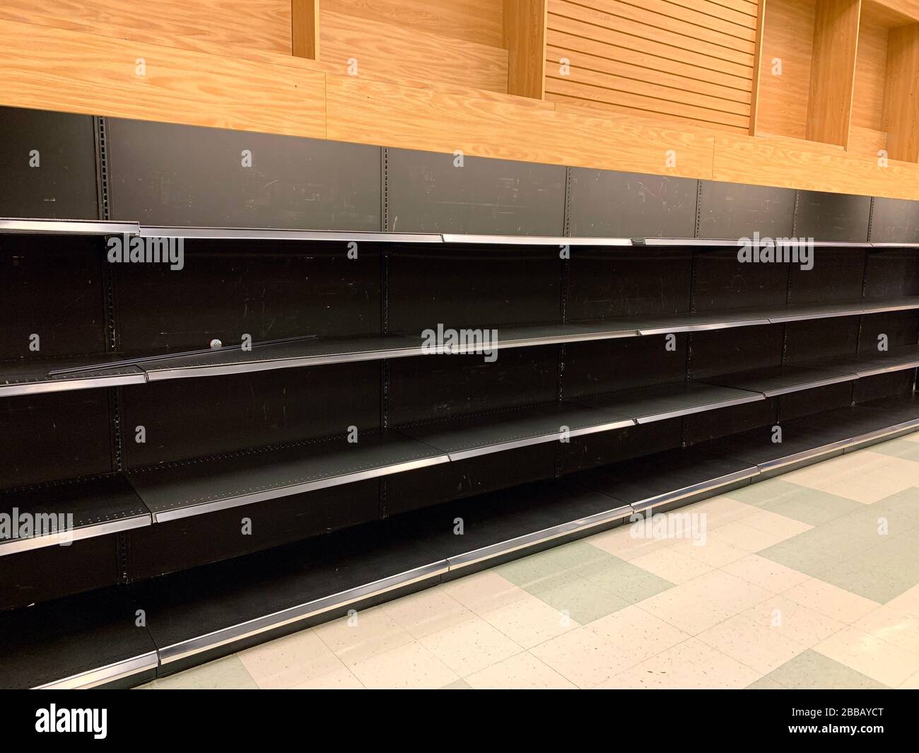 Videz les étagères du magasin d'alimentation Banque D'Images