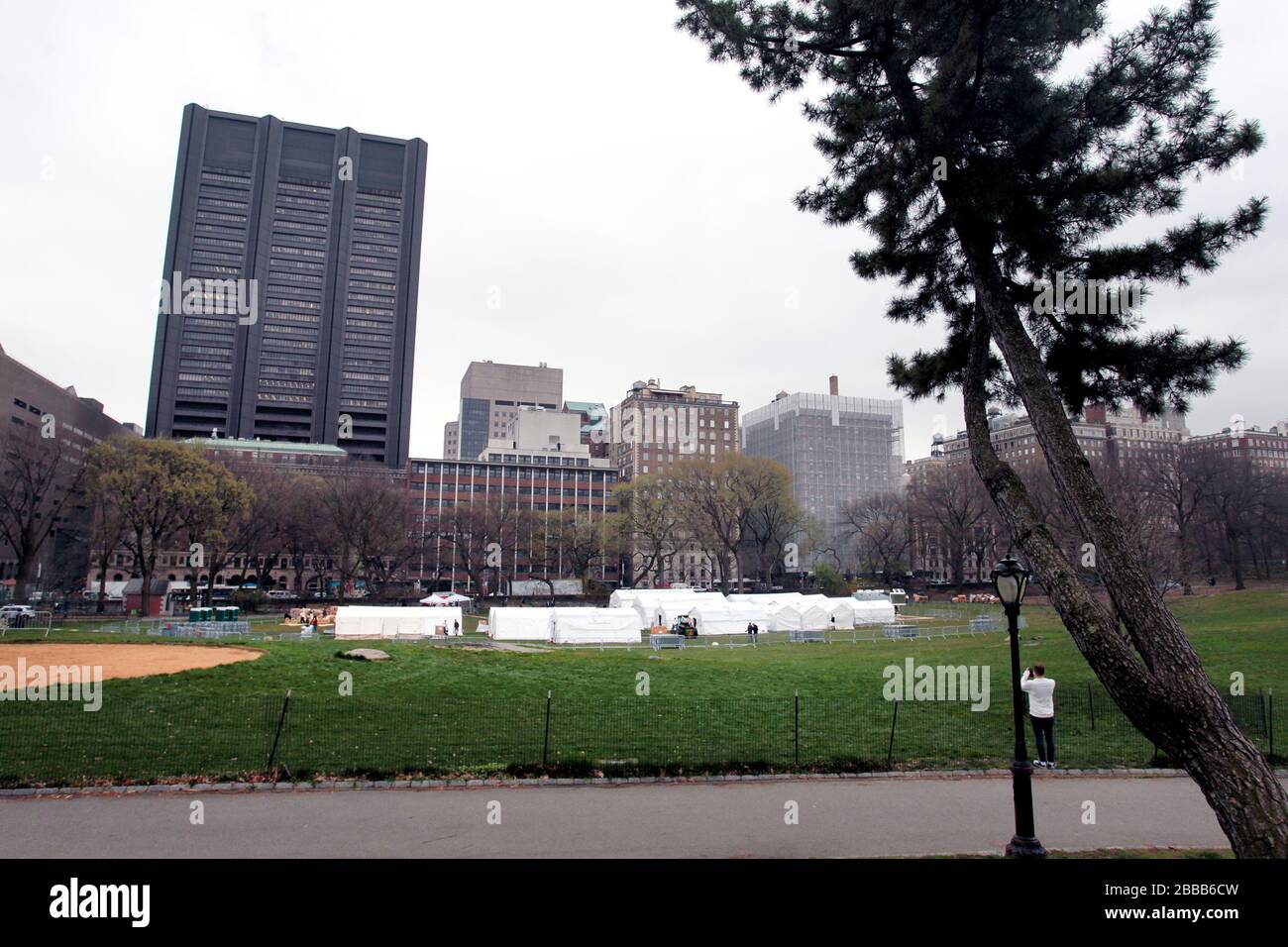 New York City, New York, États-Unis. 30 mars 2020.les travailleurs qui mettent la touche finale à un hôpital d'urgence dans le Central Park de New York pour faire face à la pandémie de coronavirus. L'organisation chrétienne basée en Caroline du Nord Samaritan's Purse a commencé à construire un hôpital d'urgence de 68 lits en face de l'hôpital Mount Sinai hier et il devrait être opérationnel le mardi 31 mars. L'hôpital de terrain sera composé d'une unité de soins respiratoires dotée de la capacité de l'unité de soins intensifs. Crédit: Adam Stoltman/Alay Live News Banque D'Images