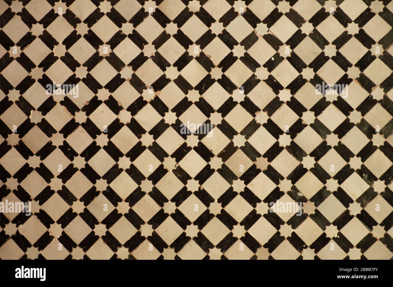 Une photo de tuiles marocaines typiques dans un palais de Marrakech. Utilisable comme arrière-plan avec espace de copie. Banque D'Images