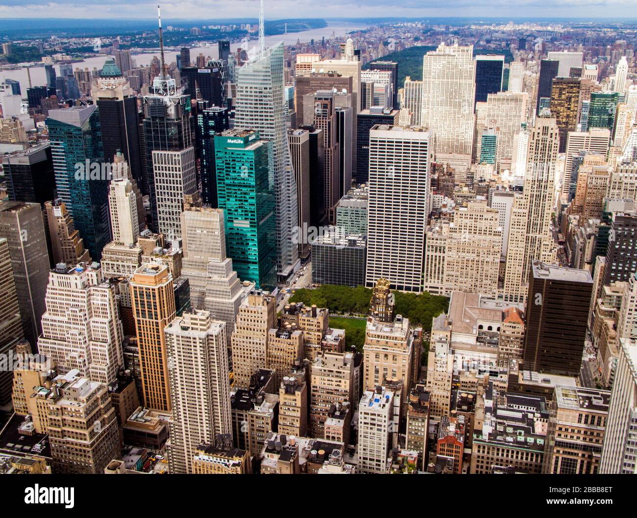 Vue de l'Empire State Building de Bryant Park et Central Park, New York, NY USA Banque D'Images