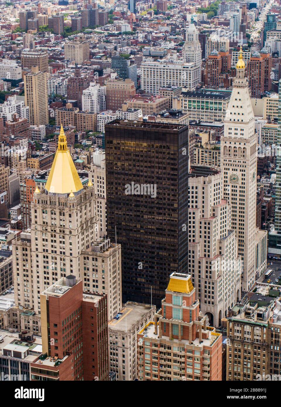 Vue de l'Empire State Building of the New York Life Insurance Pyramid (à gauche) et du Metropolitan Life Ins Building (à droite), New York, NY USA Banque D'Images