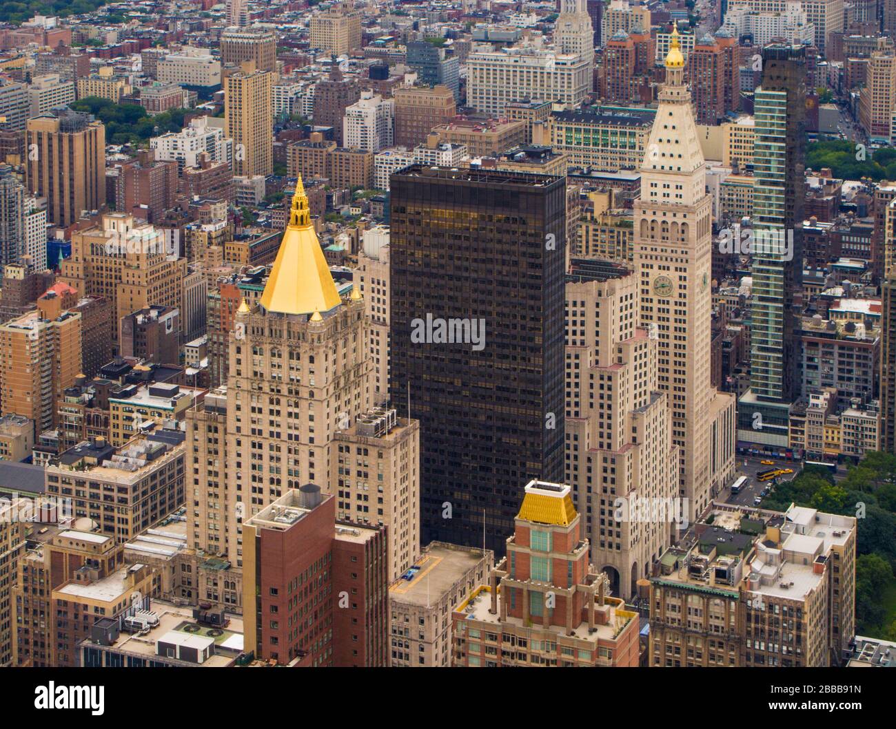 Vue de l'Empire State Building of the New York Life Insurance Pyramid (à gauche) et du Metropolitan Life Ins Building (à droite), New York, NY USA Banque D'Images