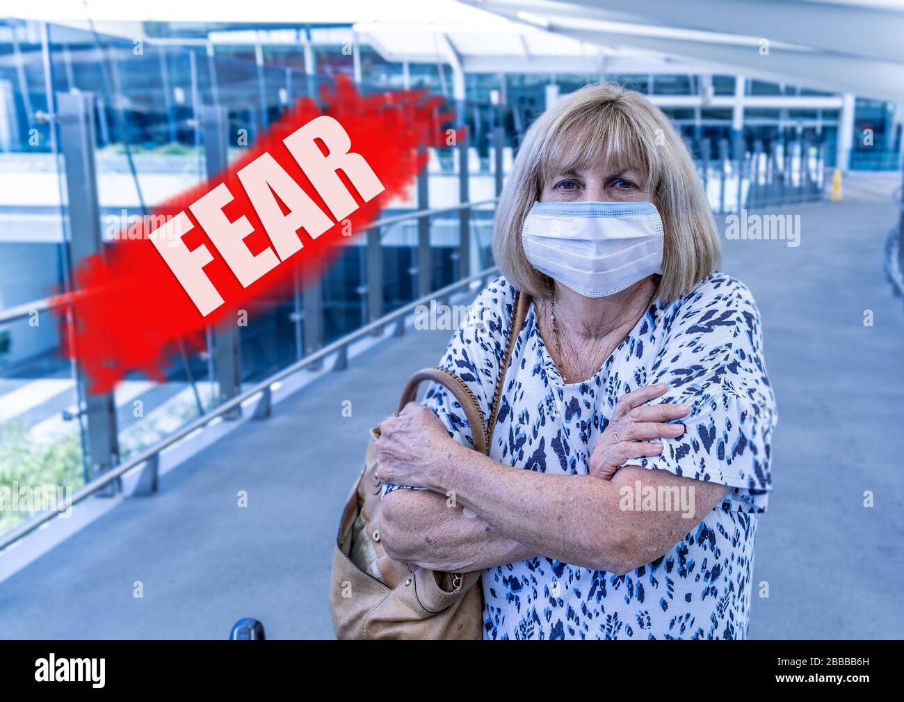 Impact de l'éclosion de coronavirus. Image du voyageur principal avec masque facial à l'aéroport international affecté par l'annulation de vol et les restrictions aux frontières Banque D'Images