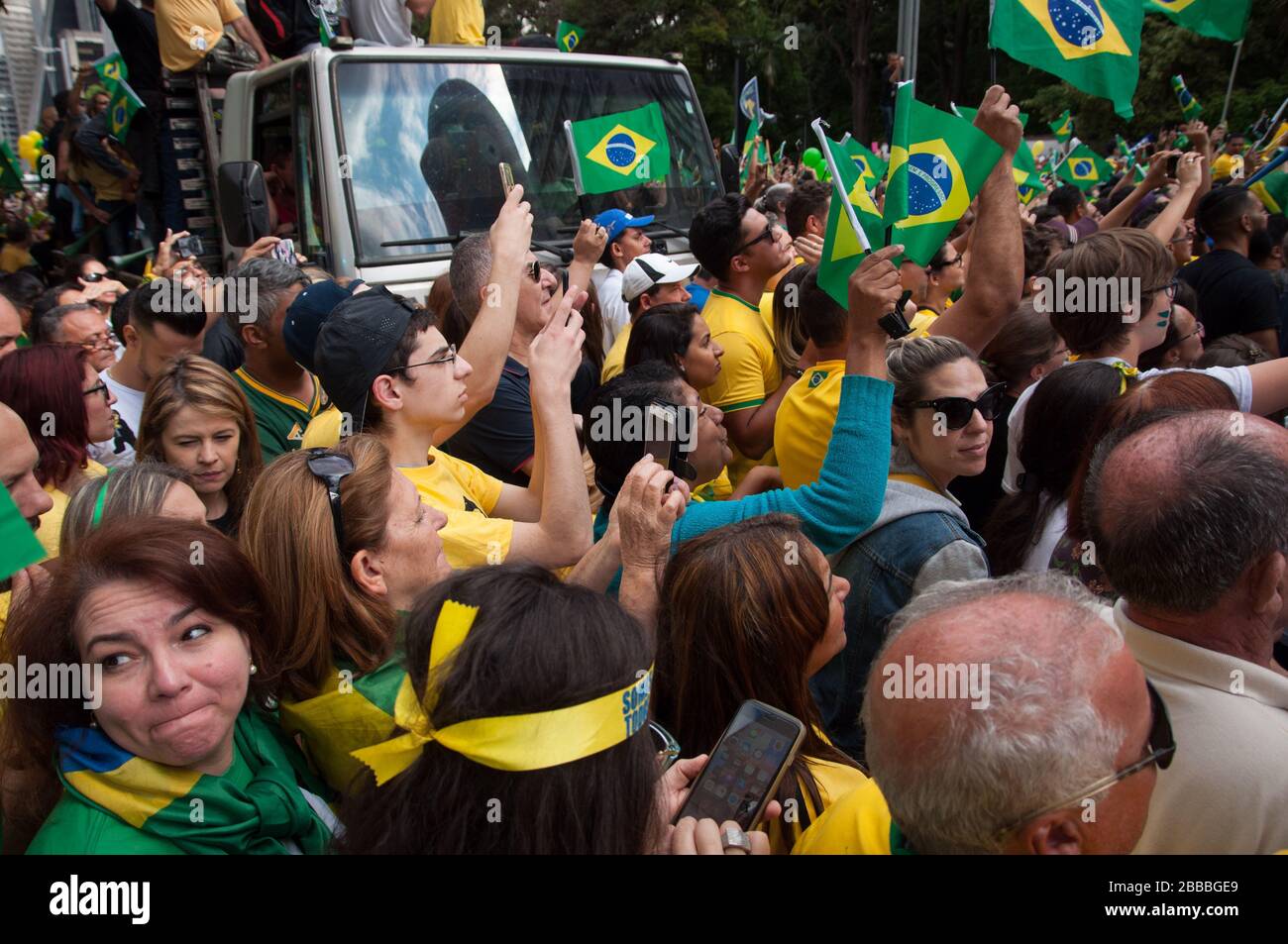 Sao Paulo, SP, Brésil, 2018/10/21, candidat à la présidence de démonstration, Jair Bolsonaro, sur l'avenue Paulista, vagues mixtes de foule drapeaux brésiliens et f Banque D'Images