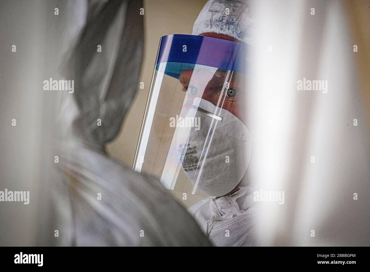 Un Airman de la Garde nationale aérienne du New Jersey Air du 108ème groupe médical se tient pour aider les patients dans un site de test communautaire COVID-19 au Centre des arts de la Banque PNC à Holmdel, N.J., le 23 mars 2020. Le site de test, établi en partenariat avec l'Agence fédérale de gestion des urgences, est doté du Département de la santé du New Jersey, de la police d'État du New Jersey et de la Garde nationale du New Jersey. (ÉTATS-UNIS Photo de la Garde nationale aérienne par le Sgt principal. Hecht mat) Banque D'Images