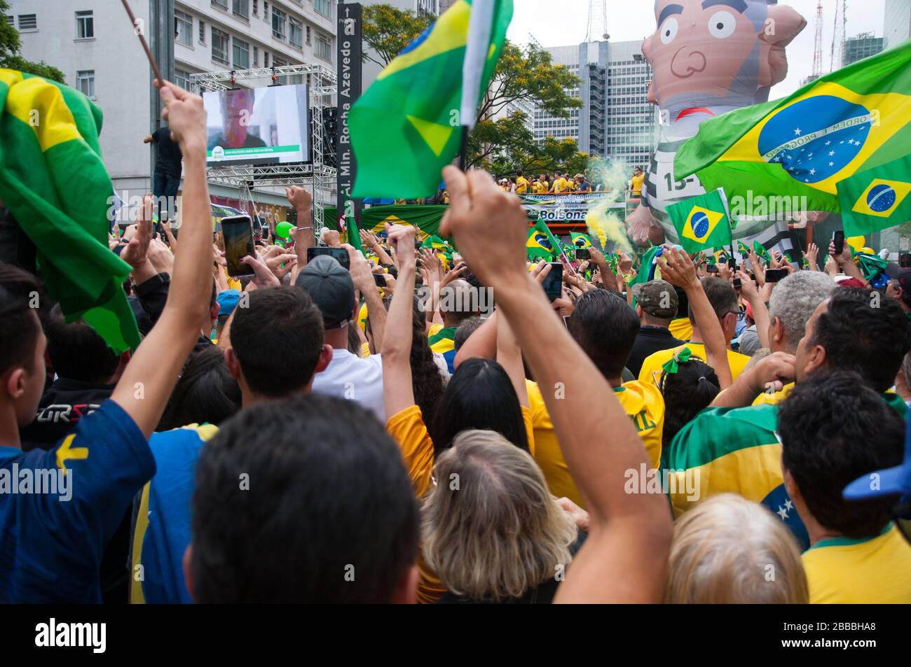 Sao Paulo, SP, Brésil, 2018/10/21, candidat à la présidence de démonstration, Jair Bolsonaro, sur l'avenue Paulista, les drapeaux brésiliens sont ondulés à chaque sentinelle Banque D'Images