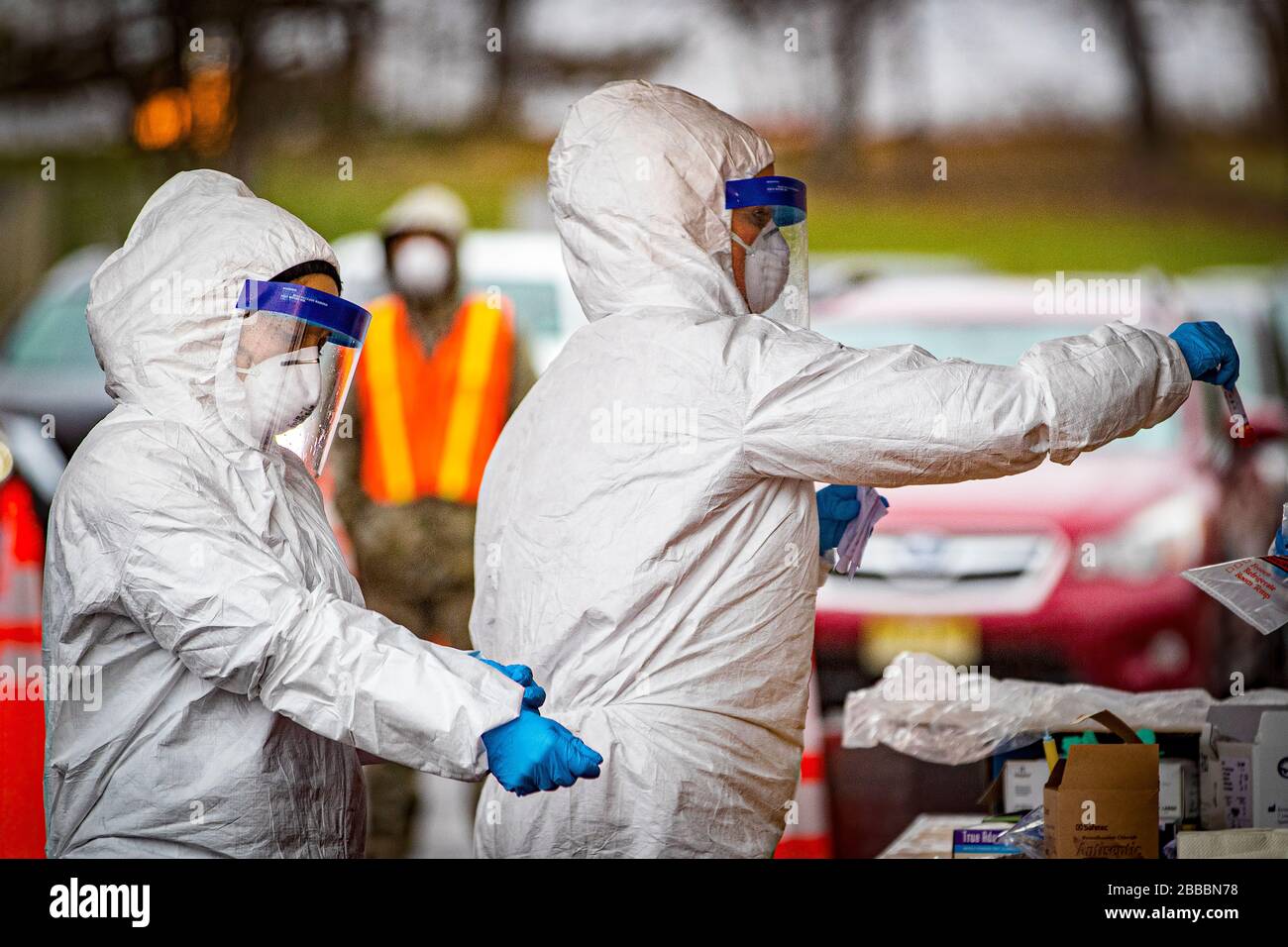 La Garde nationale aérienne du New Jersey médite avec les spécimens de procédé de la 108ème Escadre dans un site d'essai communautaire COVID-19 au Centre des arts de la Banque PNC à Holmdel, N.J., le 23 mars 2020. Le site de test, établi en partenariat avec l'Agence fédérale de gestion des urgences, est doté du Département de la santé du New Jersey, de la police d'État du New Jersey et de la Garde nationale du New Jersey. (ÉTATS-UNIS Photo de la Garde nationale aérienne par le Sgt principal. Hecht mat) Banque D'Images