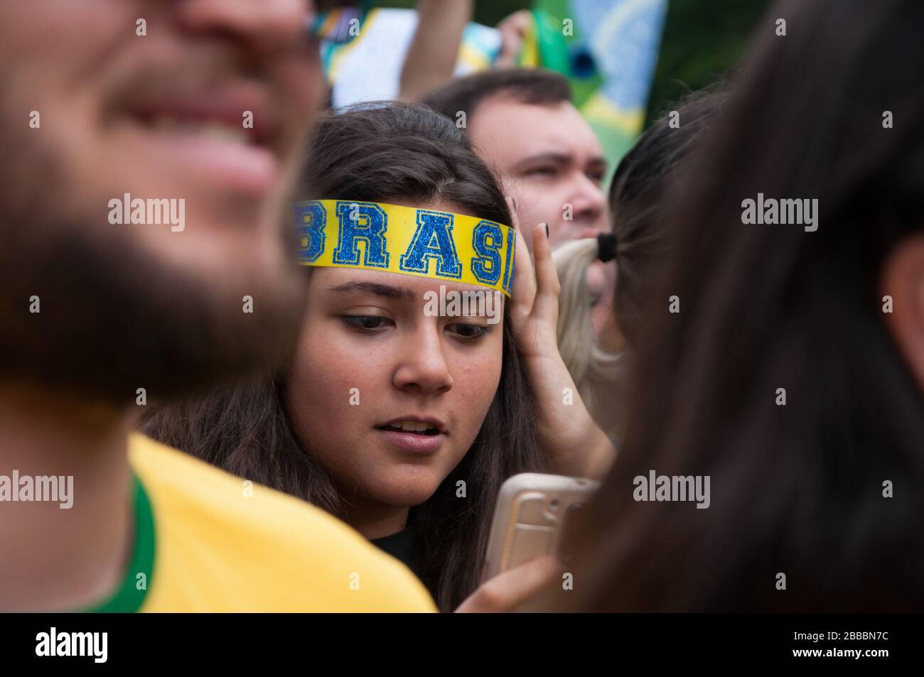 Sao Paulo, SP, Brésil, 2018/10/21, candidat à la présidence de démonstration, Jair Bolsonaro, sur l'avenue Paulista - jeune femme avec un bandana brazilan RE Banque D'Images