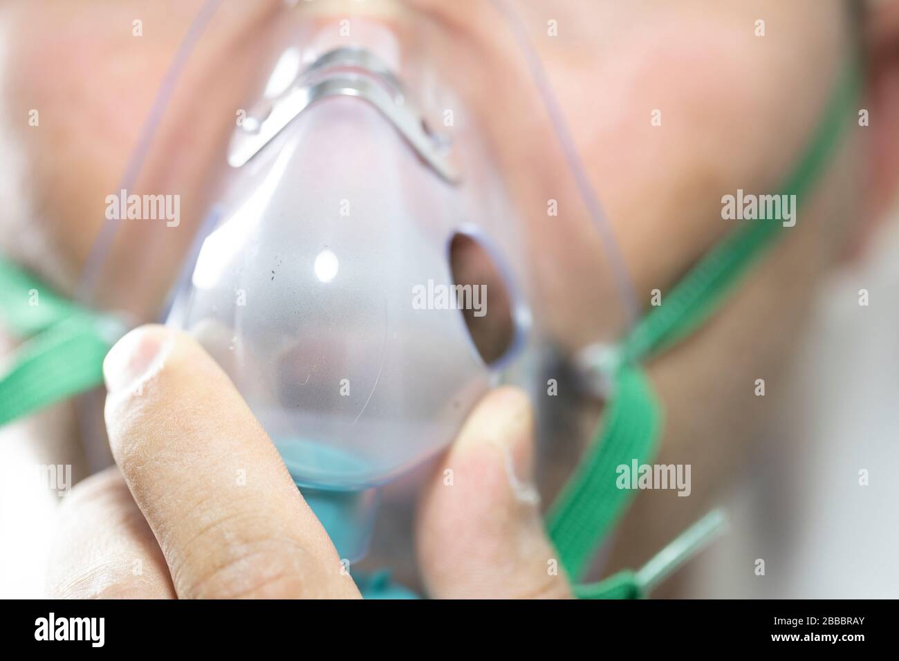 L'homme barbu a un masque à oxygène sur son visage. Gros plan. Le patient a des problèmes de respiration. Gros plan. Banque D'Images