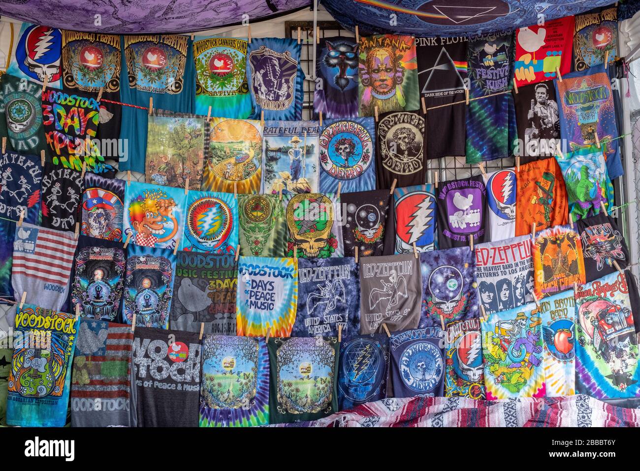 50 ans de Woodstock (1969-2019) : marchandises vendues à Bethel, New York en attente de 'Woodstock 2019' Banque D'Images