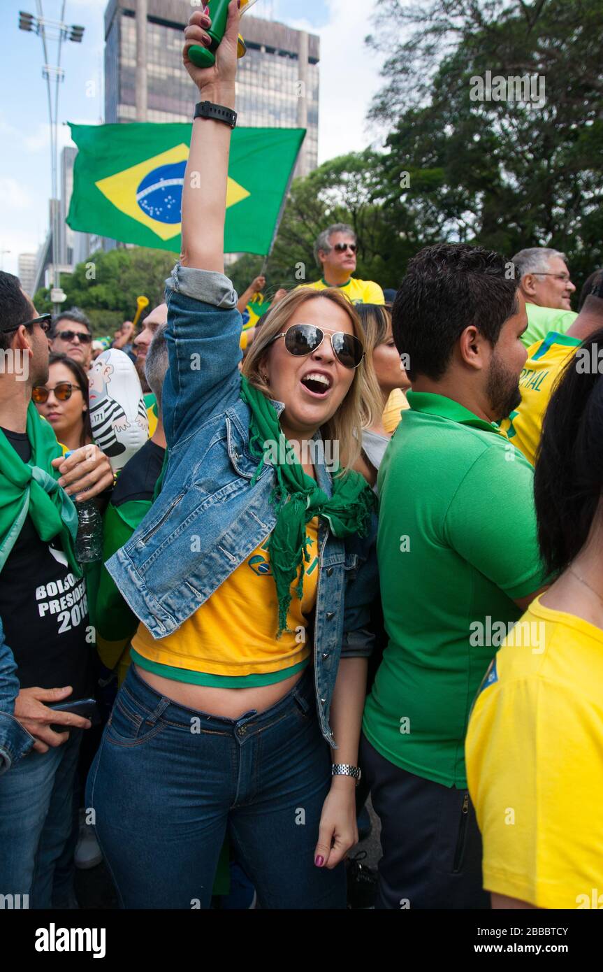 Sao Paulo, SP, Brésil, 2018/10/21, candidat à la présidence de démonstration, Jair Bolsonaro, sur l'avenue Paulista - jeune femme rêvée d'un col brazilain Banque D'Images