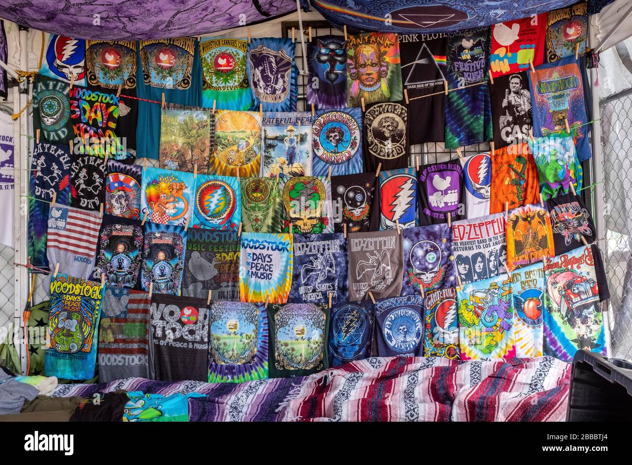 50 ans de Woodstock (1969-2019) : marchandises vendues à Bethel, New York en attente de 'Woodstock 2019' Banque D'Images