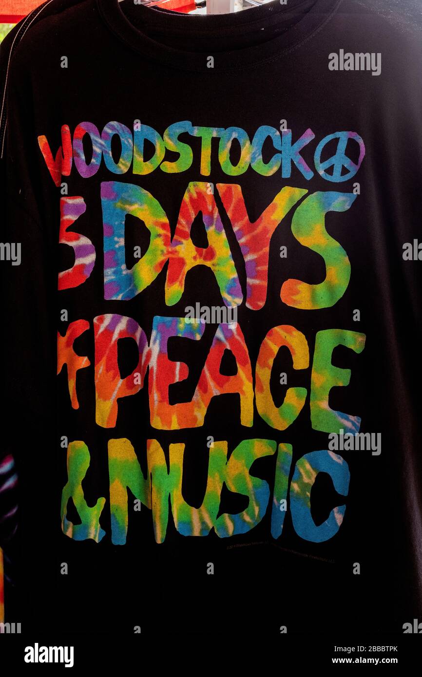 50 ans de Woodstock (1969-2019) : marchandises vendues à Bethel, New York en attente de 'Woodstock 2019' Banque D'Images