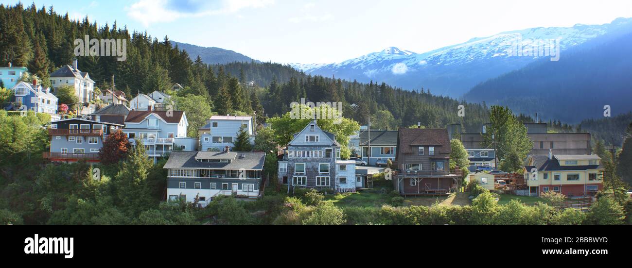 Le quartier résidentiel situé à l'ouest de Ketchikan, en Alaska, aux États-Unis, est Fish Mountain et fait partie de Deer Mountain sur la droite Banque D'Images