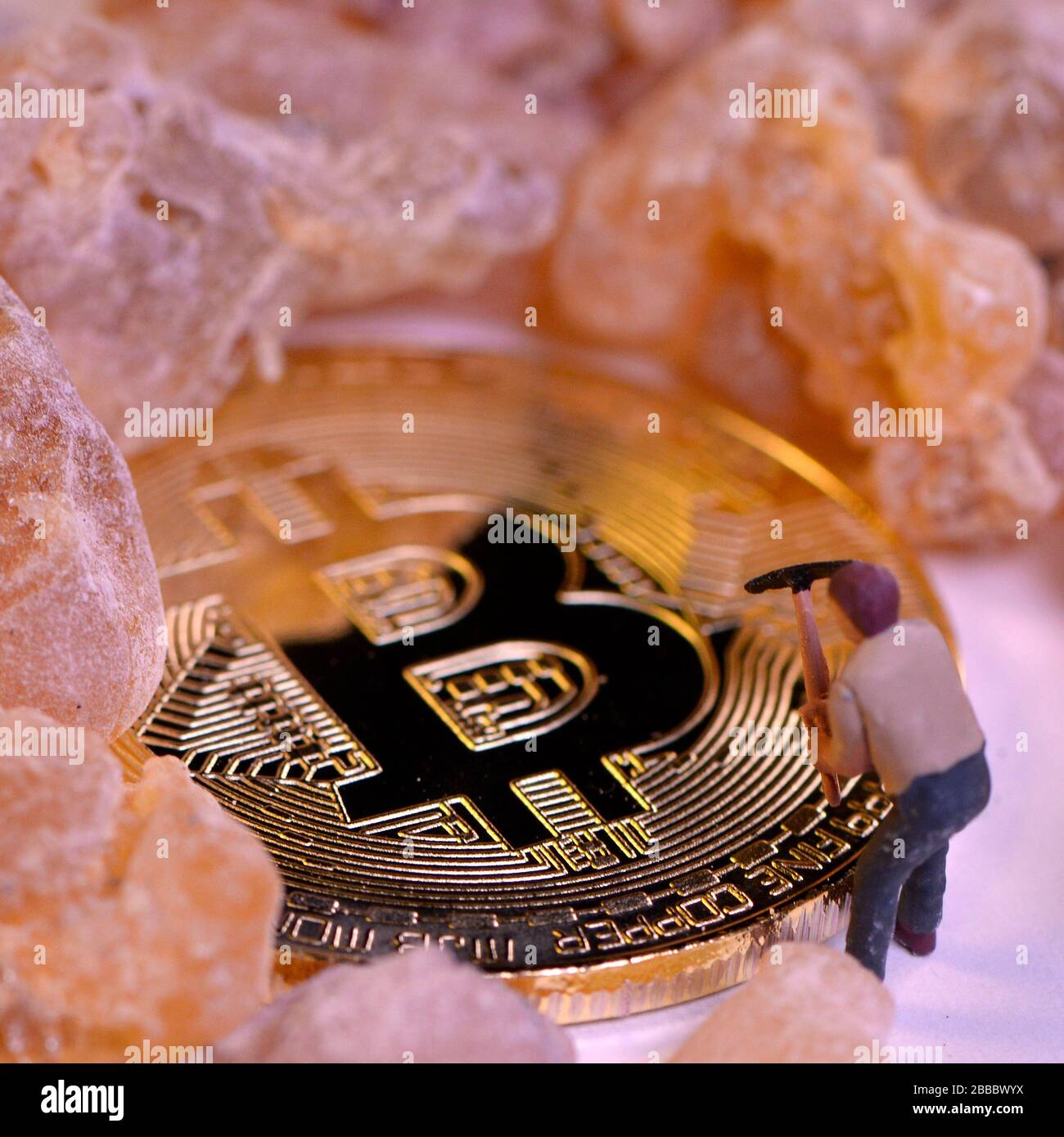 Extraction de bitcoin: La figurine de mineur creusant le sol pour découvrir le gros bitcoin brillant. Concept de crypto-monnaie avec le mineur et la pièce de monnaie travaillant dans la mine de bitcoin Banque D'Images