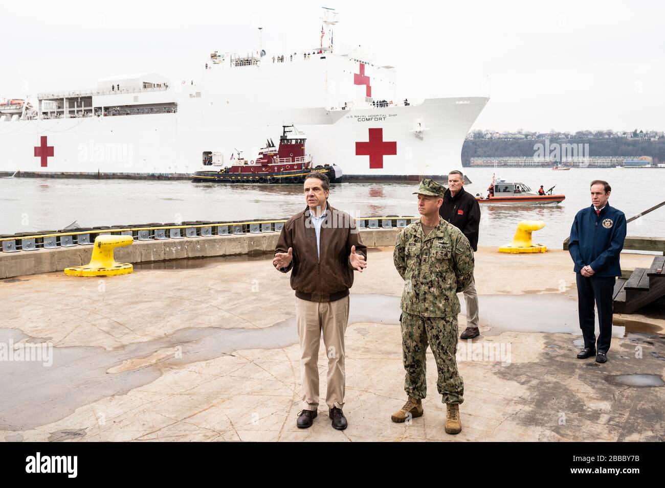 Le gouverneur de New York, Andrew Cuomo (D), accueille l'USNS Comfort au port de New York. Banque D'Images
