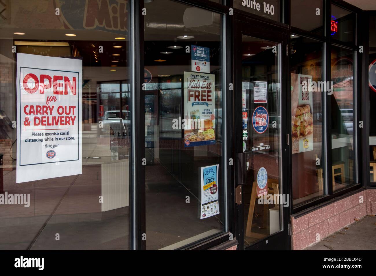 Vadnais Heights, Minnesota. Connectez-vous à la boutique de sandwich dit ouvert uniquement pour le départ et la livraison et pour pratiquer la distanciation sociale. Banque D'Images Vadnais Heights, Minnesota. Connectez-vous à la boutique de sandwich dit ouvert uniquement pour le départ et la livraison et pour pratiquer la distanciation sociale. Banque D'Images