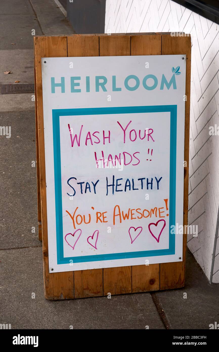 Vancouver, Canada, 30 mars 2020. Un panneau à l'extérieur d'un restaurant rappelle aux gens de se laver les mains et de rester en bonne santé pendant la pandémie mondiale COVID-19. Banque D'Images