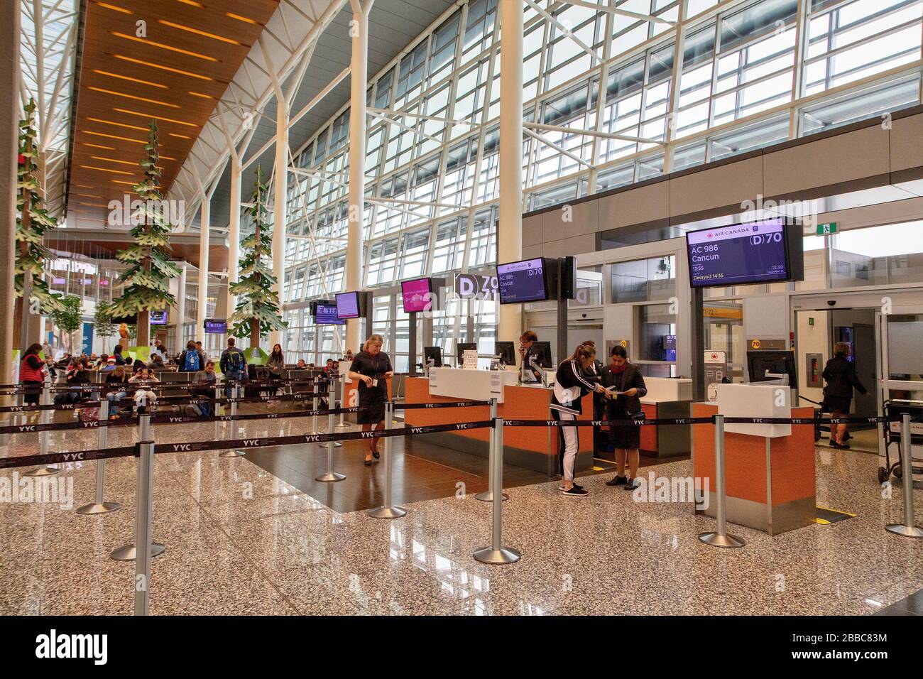 Calgary, Canada - 21 décembre 2019 : passagers à la porte de départ internationale du terminal de l'aéroport international de Calgary en attente d'embarquement. Banque D'Images