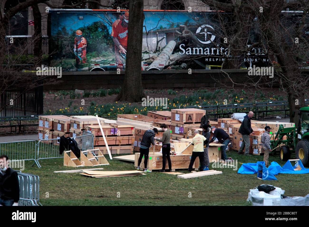 New York City, New York, États-Unis. 30 mars 2020.les travailleurs qui déchargent les fournitures et mettent la touche finale à un hôpital d'urgence dans le Central Park de New York pour faire face à la pandémie de coronavirus. L'organisation chrétienne basée en Caroline du Nord Samaritan's Purse a commencé à construire un hôpital d'urgence de 68 lits en face de l'hôpital Mount Sinai hier et il devrait être opérationnel le mardi 31 mars. L'hôpital de terrain sera composé d'une unité de soins respiratoires dotée de la capacité de l'unité de soins intensifs. Crédit: Adam Stoltman/Alay Live News Banque D'Images