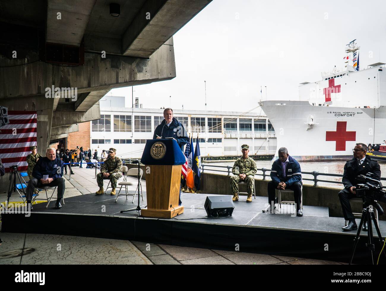 Le maire Bill de Blasio tient une conférence de presse à l'arrivée de l'USNS Comfort à New York pour faciliter le surpeuplement dans les hôpitaux de la ville. Banque D'Images