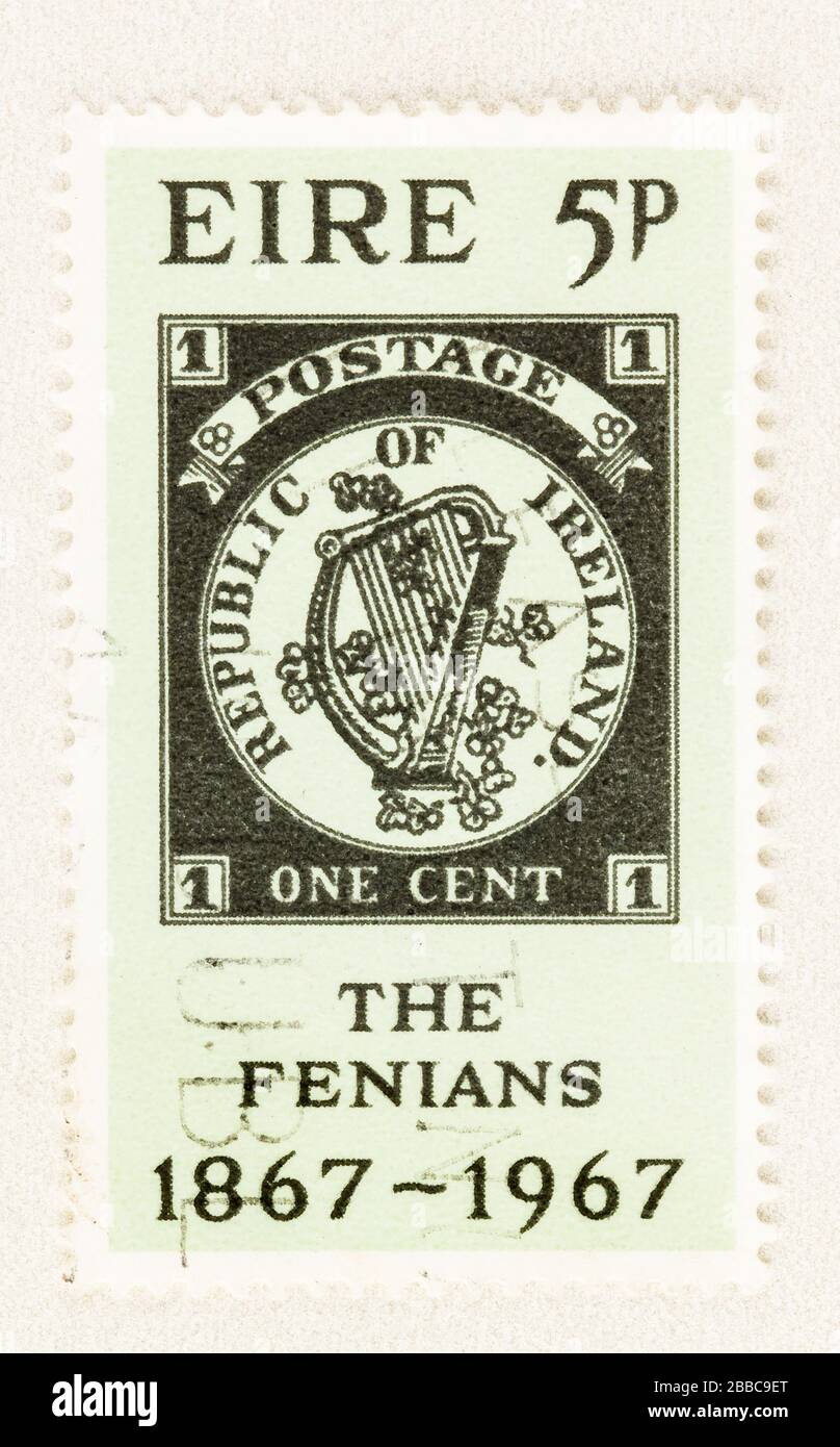 SEATTLE WASHINGTON - 29 mars 2020: Gros plan du timbre-poste de l'Irlande commémorant le 100ème anniversaire de la montée de Fenian. Scott # 238. Banque D'Images