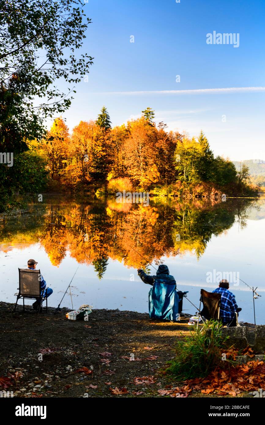 Pêcheurs au bord du lac Dougan à Cobble Hill (Colombie-Britannique). Banque D'Images