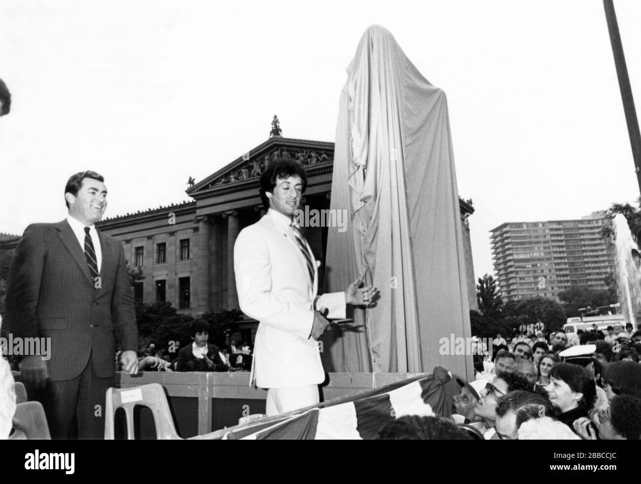 Le maire Bill Green présente une statue « Rocky » avec des fans et des amis à Sylvester Stallone lors de la première de Rocky III à Philadelphie, PA, en 1982. Crédit: Scott Weiner / MediaPunch Banque D'Images
