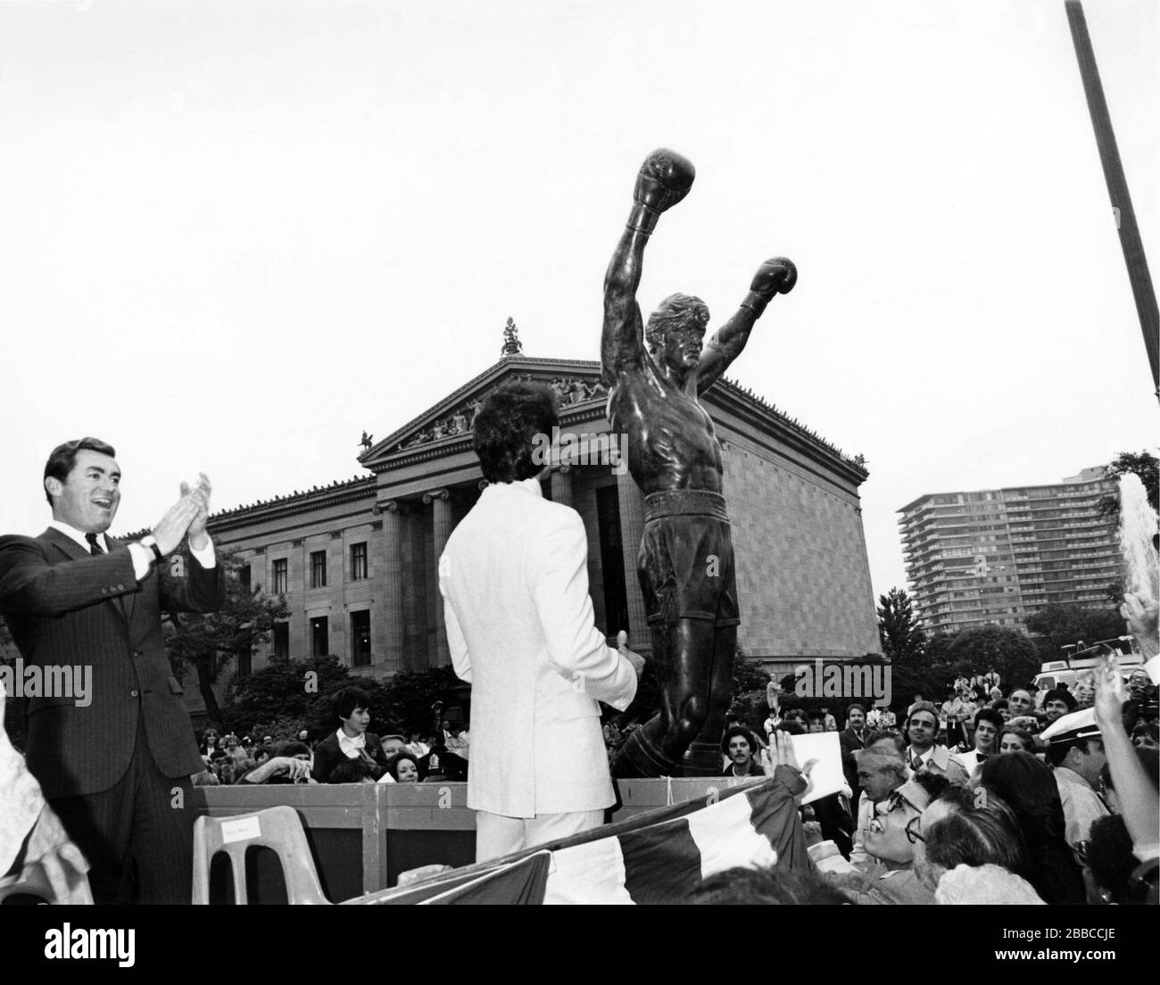 Photo du maire Bill Green présentant une statue « Rocky » avec des fans et des amis à Sylvester Stallone lors de la première de Rocky III à Philadelphie, PA, en 1982. Crédit: Scott Weiner / MediaPunch Banque D'Images