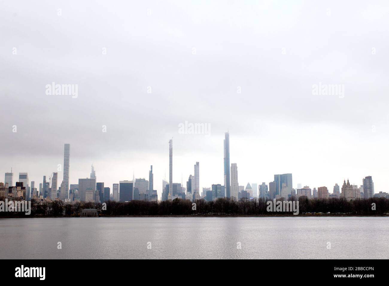 New York City, New York, États-Unis. 30 mars 2020. Midtown Manhattan, vue depuis l'extrémité nord du réservoir Central Park, lundi 30 mars, par temps nuageux et humide, et comme les rues de New York sont restées presque vides en réponse à la pandémie de coronavirus et aux directives de mise en place d'un abri. Crédit: Adam Stoltman/Alay Live News Banque D'Images