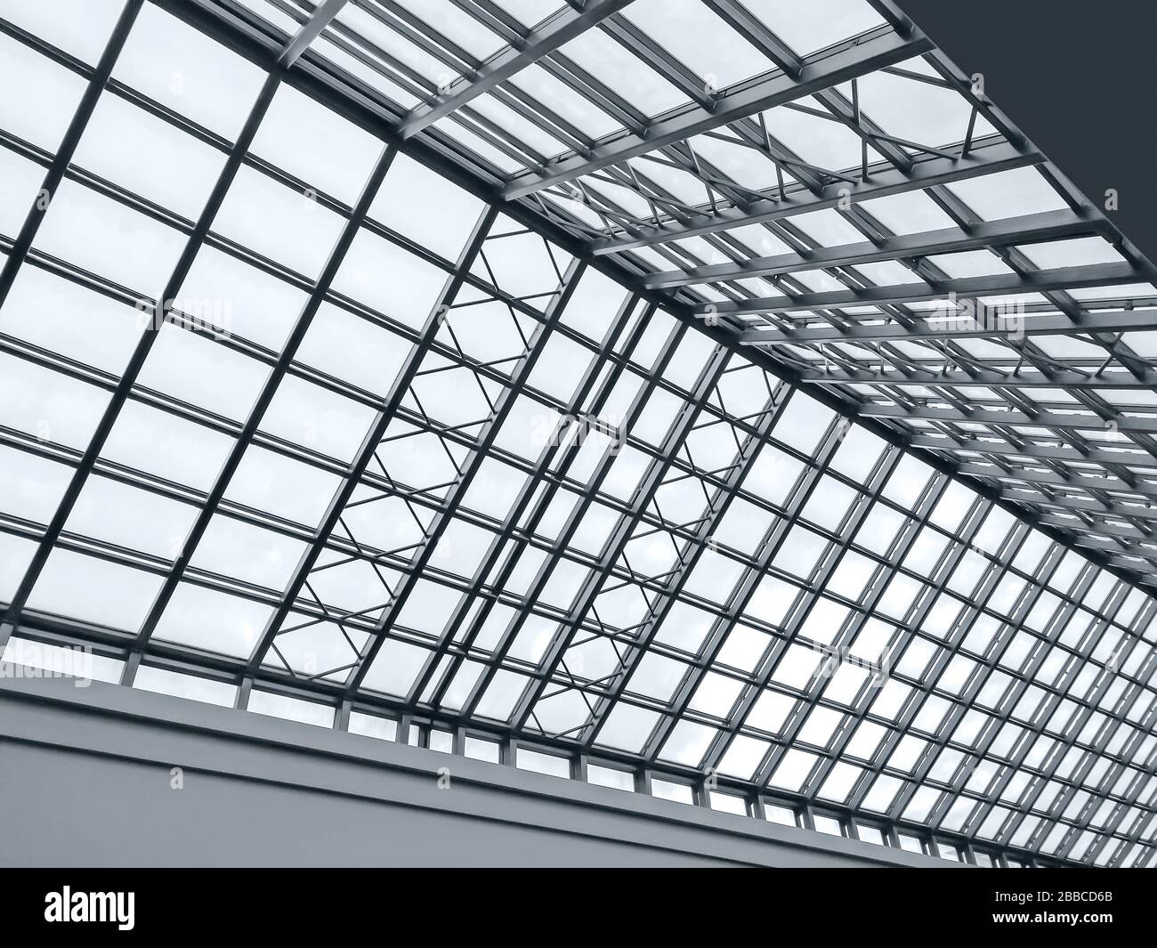 vue sur le toit en verre transparent moderne. dôme en verre de l'intérieur Banque D'Images