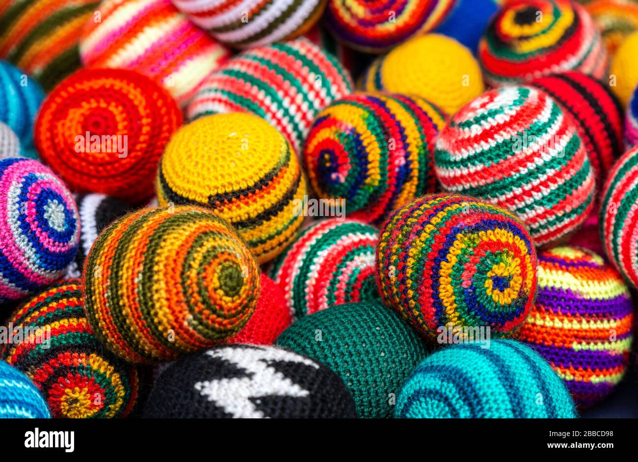 Vue latérale des boules de laine en tissu coloré sur le marché andin de l'artisanat d'Otavalo, au nord de Quito, en Équateur. Banque D'Images