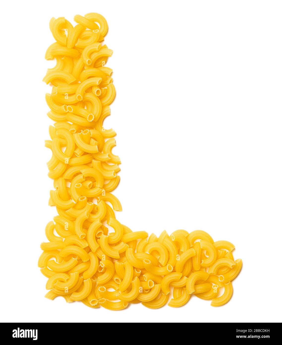 Lettre L de l'alphabet anglais à partir de pâtes sèches sur fond blanc isolé. Motif alimentaire en macaroni. Alphabet lumineux pour les magasins. Banque D'Images