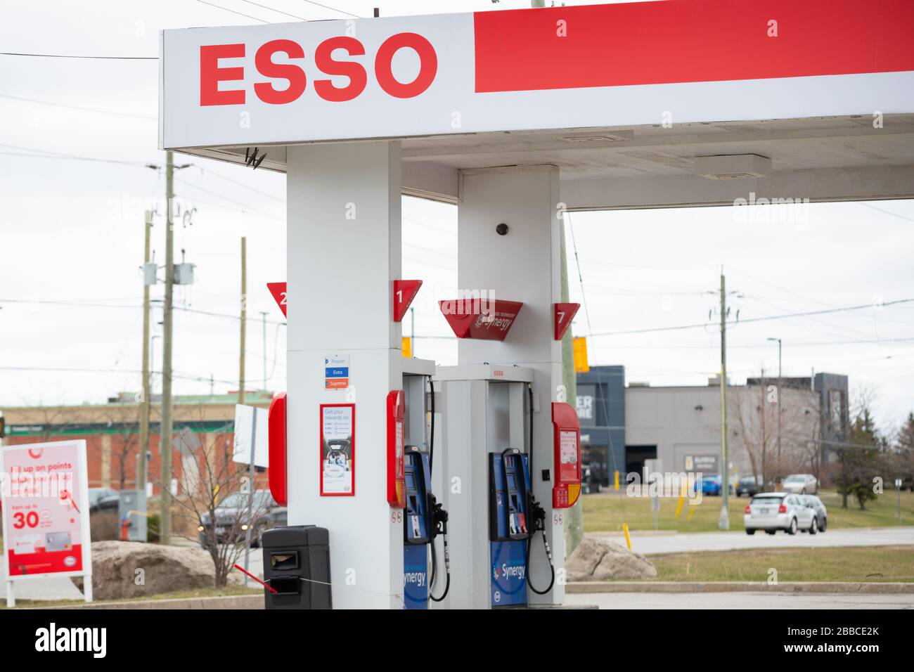 Vue montrant une section d'une station-service Esso Banque D'Images