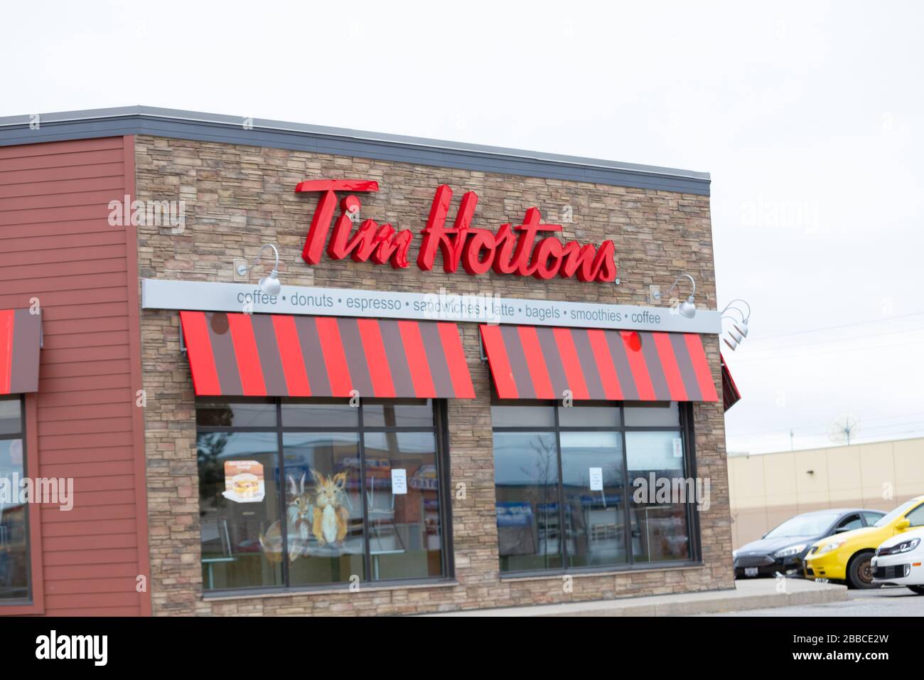 Gros plan d'un panneau montrant le bâtiment du restaurant de restauration rapide Tim Hortons. Tim Hortons est la plus grande chaîne de restaurants du Canada. Banque D'Images